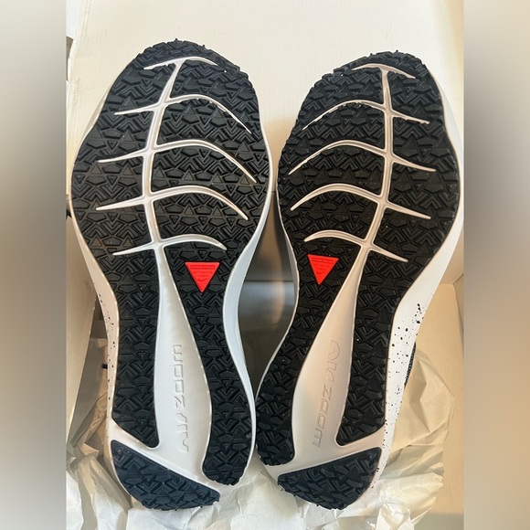 9W/7.5M - [NEW] Women's Nike Zoom Winflo 8 Shield Running Shoes Black DC3730-001 - Picture 5 of 11